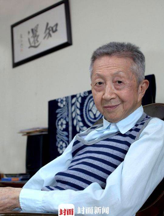 先生与“知还”横幅。图源封面新闻,拍摄者为华西都市报记者李丹 先生与“知还”横幅。图源封面新闻,拍摄者为华西都市报记者李丹