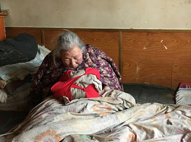 棺材就在炕前，他們安然等死