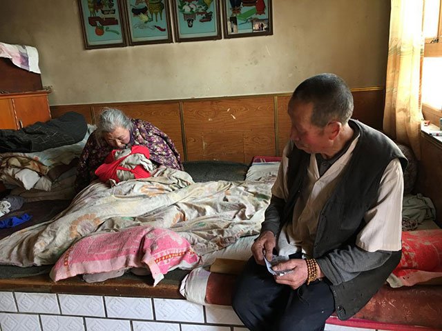 棺材就在炕前，他們安然等死