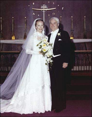 1980年,44岁的麦凯恩迎娶25岁的新娘 1980年,44岁的麦凯恩迎娶25岁的新娘