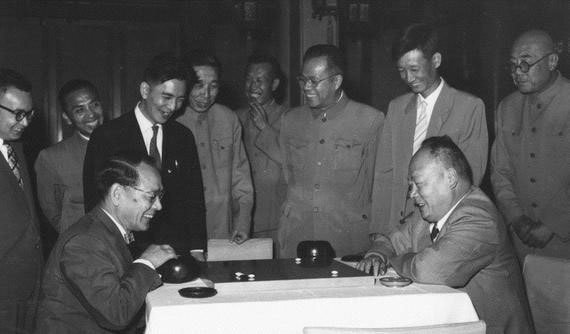 陈毅与日本友人下围棋