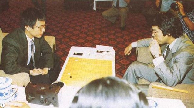 1991年富士通杯上，钱宇平（左）胜石田芳夫，这也是他最后一次出现在国际赛场上