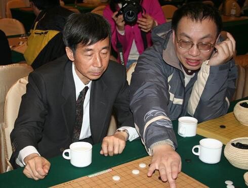 2007年，来到研究室摆棋的钱宇平（右），此时他已因病退隐多年