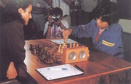 1991年，谢军（右）战胜老棋后齐布尔达尼泽，获得女子世界冠军