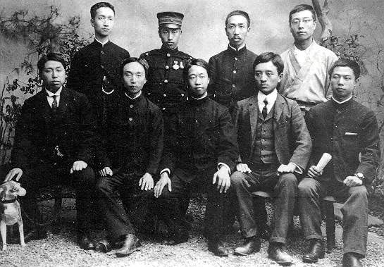 华兴会部分领导人1905年摄于日本东京，前排左一黄兴，左四宋教仁，后排左一章士钊