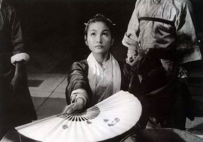 胡金铨电影《大醉侠》中,郑佩佩扮演侠女金燕子 胡金铨电影《大醉侠》中,郑佩佩扮演侠女金燕子