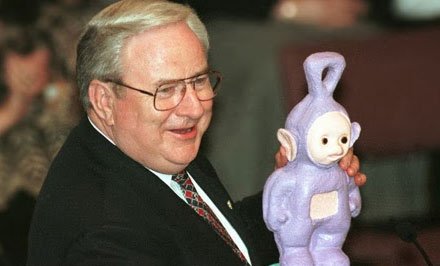 杰瑞.富沃尔(Jerry Falwell)手拿Tinky Winky 杰瑞.富沃尔(Jerry Falwell)手拿Tinky Winky