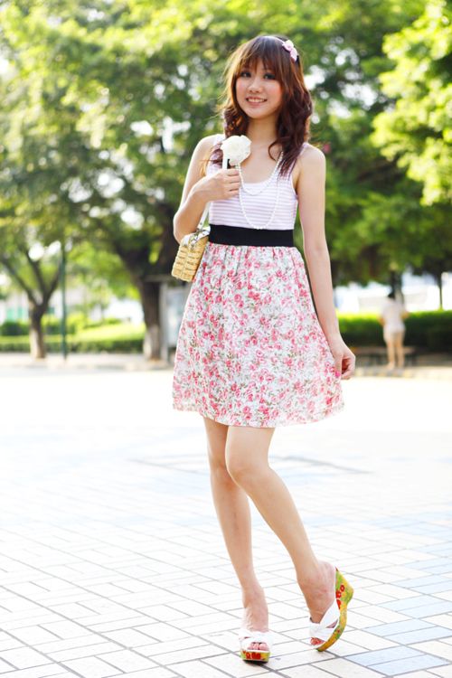 九头身<em>美女</em>拍友:无法抵挡<em>裙子</em>的<em>诱惑</em>
