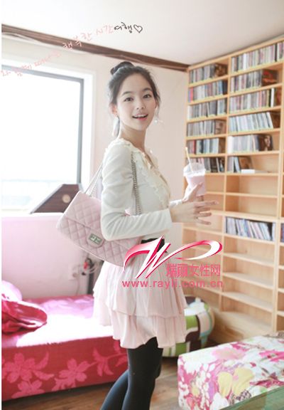 俏皮短款伞裙 变身<em>翘臀小美女</em>他更爱 服饰重点