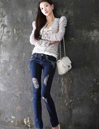 一件t恤和牛仔裤.绝对很潮很时尚哦