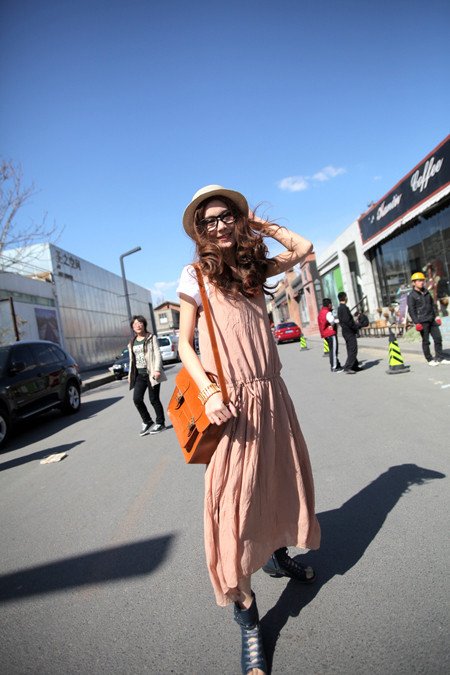 <em>西瓜红开衫</em>+潮T+热裤 高挑美女范儿_女性_拍