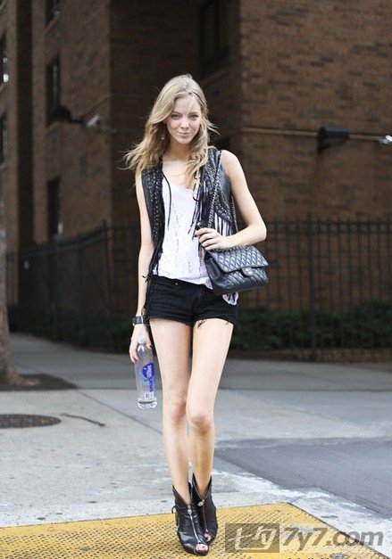 纽约街拍美女出街 宛如时尚大片_<em>女性</em>_拍拍网