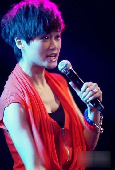 李宇春秀事业线 橙色裙装<em>女人味十足</em> - 女性资
