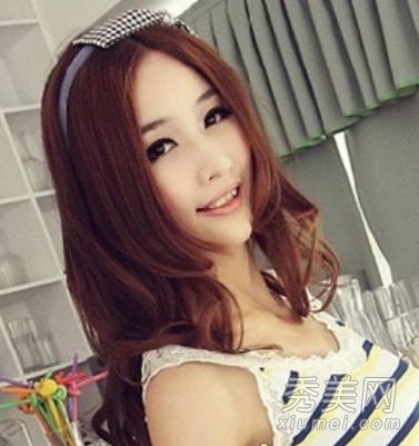 中分发型+长发卷发,可谓是现在最炙手可热的女