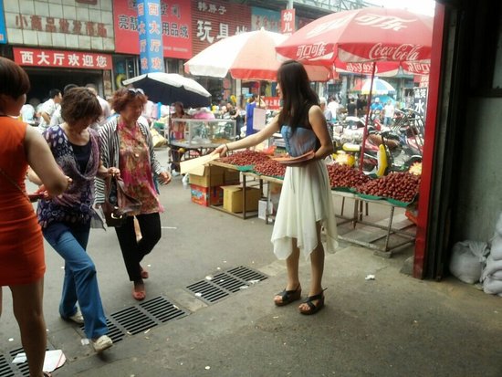 讯工作人员在小商品批发市场为电商客户派单_