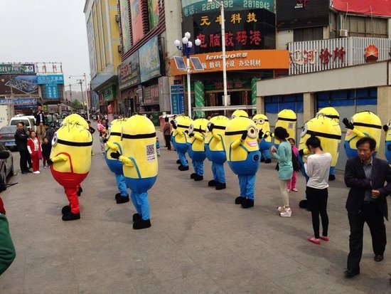 小黄人街头快闪 舞动少女心