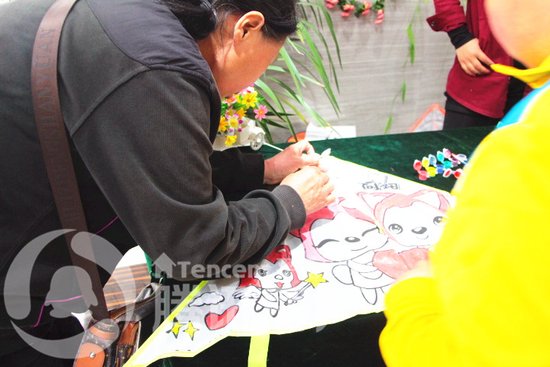 放飞希望 百合金山彩绘风筝DIY温情上演!_频道