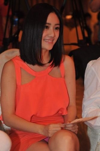 老婆刘芸发布会走光 齐b短裙露<em>粉红蕾丝内裤</em>【