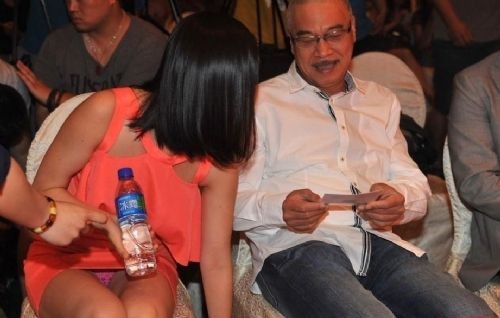 老婆刘芸发布会走光 齐b短裙露粉红<em>蕾丝内裤</em>【