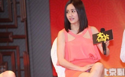 老婆刘芸发布会走光 齐b短裙露粉红<em>蕾丝内裤</em>【