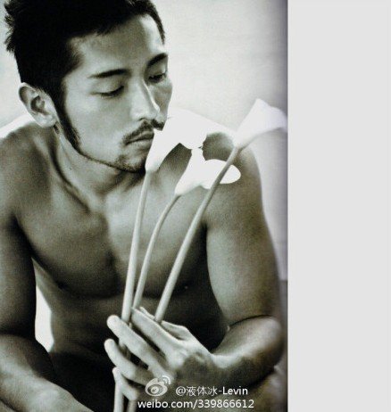 真<em>崎</em>航去世全裸照曝光 同性爱人系北京<em>内裤</em>男