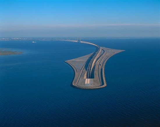 人类建筑奇迹:跨海大桥为何修到中间 后面离奇消失?