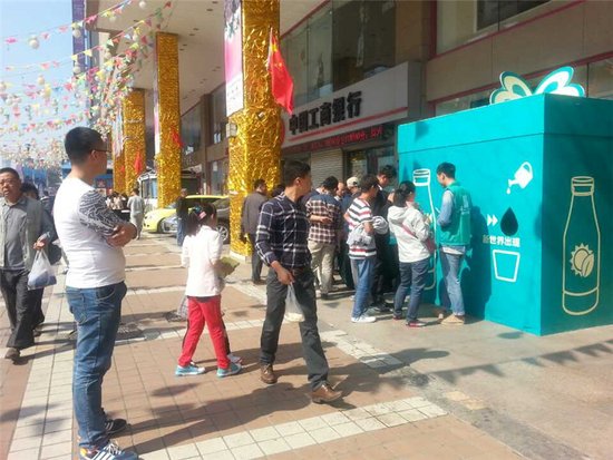 岛城惊现绿盒子 藏人其中究竟为何_频道-青岛