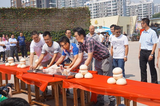 崖渔人码头祭海 众商户持香祭拜祈愿_频道-青岛