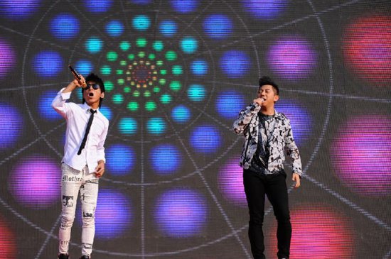 腾讯房产300网友助阵万达海公馆 羽泉演唱会激