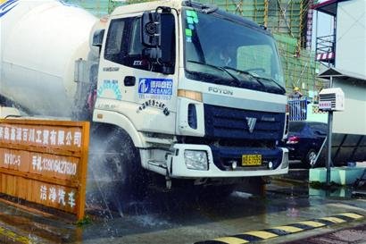 青岛对施工现场专项整治 渣土车出工地先清洗