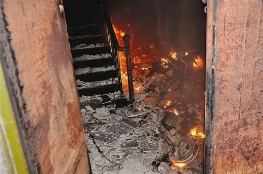 电动车起火封路 楼上居民困火场_频道-钦州