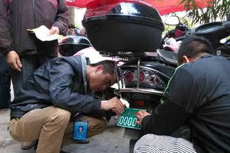 北海电动车自行车上牌首日 办理点现场排长龙