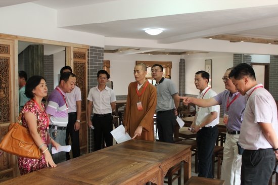 鲤城区政协主席吴金球、经贸局局长刘勇等领导