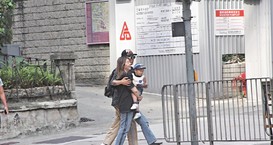老来得子的型男演员很爱家庭 逛街时双手搂着娇妻和儿子