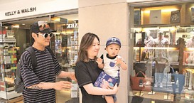 老来得子的型男演员很爱家庭 逛街时双手搂着娇妻和儿子