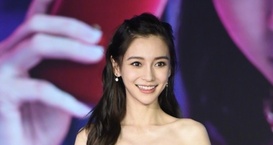 Baby自拍嘟嘴卖萌比心心，皮肤白皙少女感爆棚