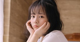 穿粉色裙子的可爱美女，姑娘你为什么不开心？