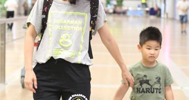 胡可带小鱼儿现身机场 边打电话变拽着走也是心累