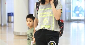 胡可带小鱼儿现身机场 边打电话变拽着走也是心累