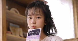 穿粉色裙子的可爱美女，姑娘你为什么不开心？