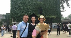 “贾宝玉”欧阳奋强一家三口罕见同框 晒照庆贺女儿中戏毕业
