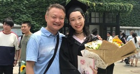 “贾宝玉”欧阳奋强一家三口罕见同框 晒照庆贺女儿中戏毕业