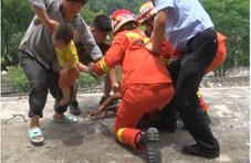 一位母亲抱着1岁儿子欲跳楼 消防飞身救险
