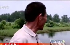连续3次跳水救起3人 66岁老人:能救孩子死也值