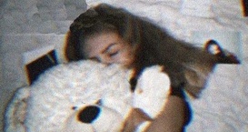 俄罗斯少女洗澡时将正在充电手机掉入浴缸,被电晕后在浴缸中溺死