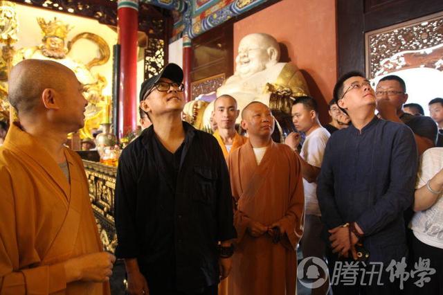李连杰低调现身四川 朝拜峨眉山与乐山大佛