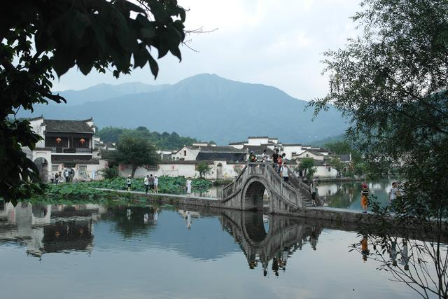 黄山下的宏村,保留着徽派建筑群