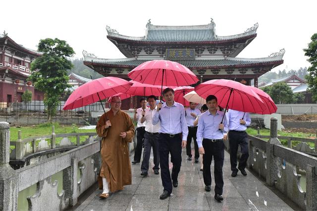 省长洪捷序,省民族与宗教事务厅厅长黄进发,省政府办公厅副主任林依钦