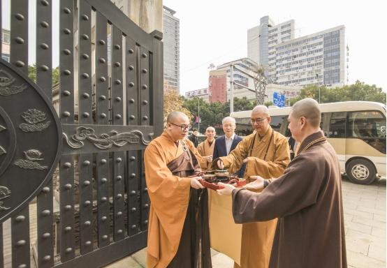 鄞州区委书记胡军陪同下,莅临七塔禅寺视察指导工作,受到七塔禅寺住持