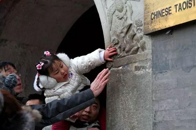 骑驴逛白云观庙会 你说新鲜不新鲜